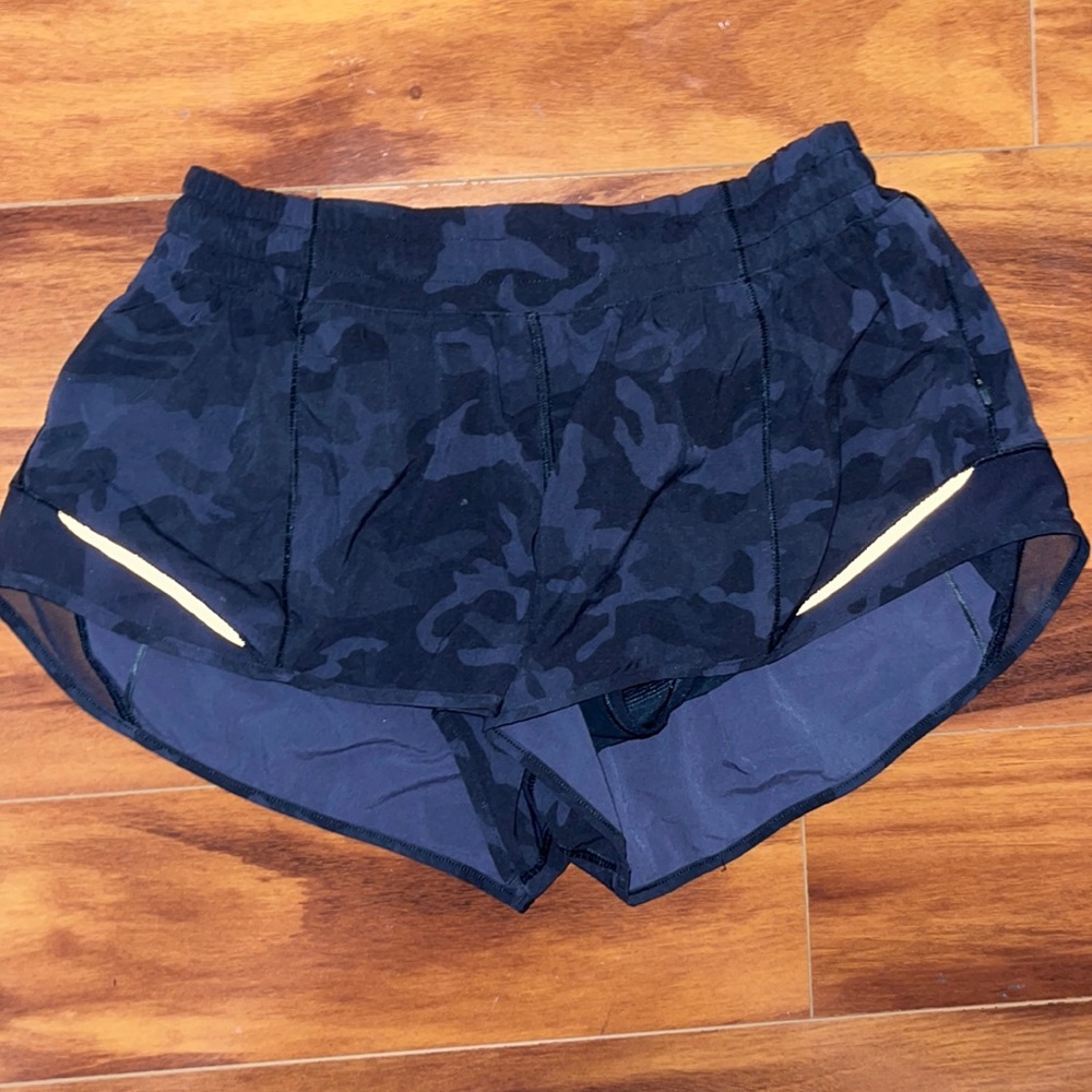 Lululemon hotty hot shorts 2.5 inches size 8